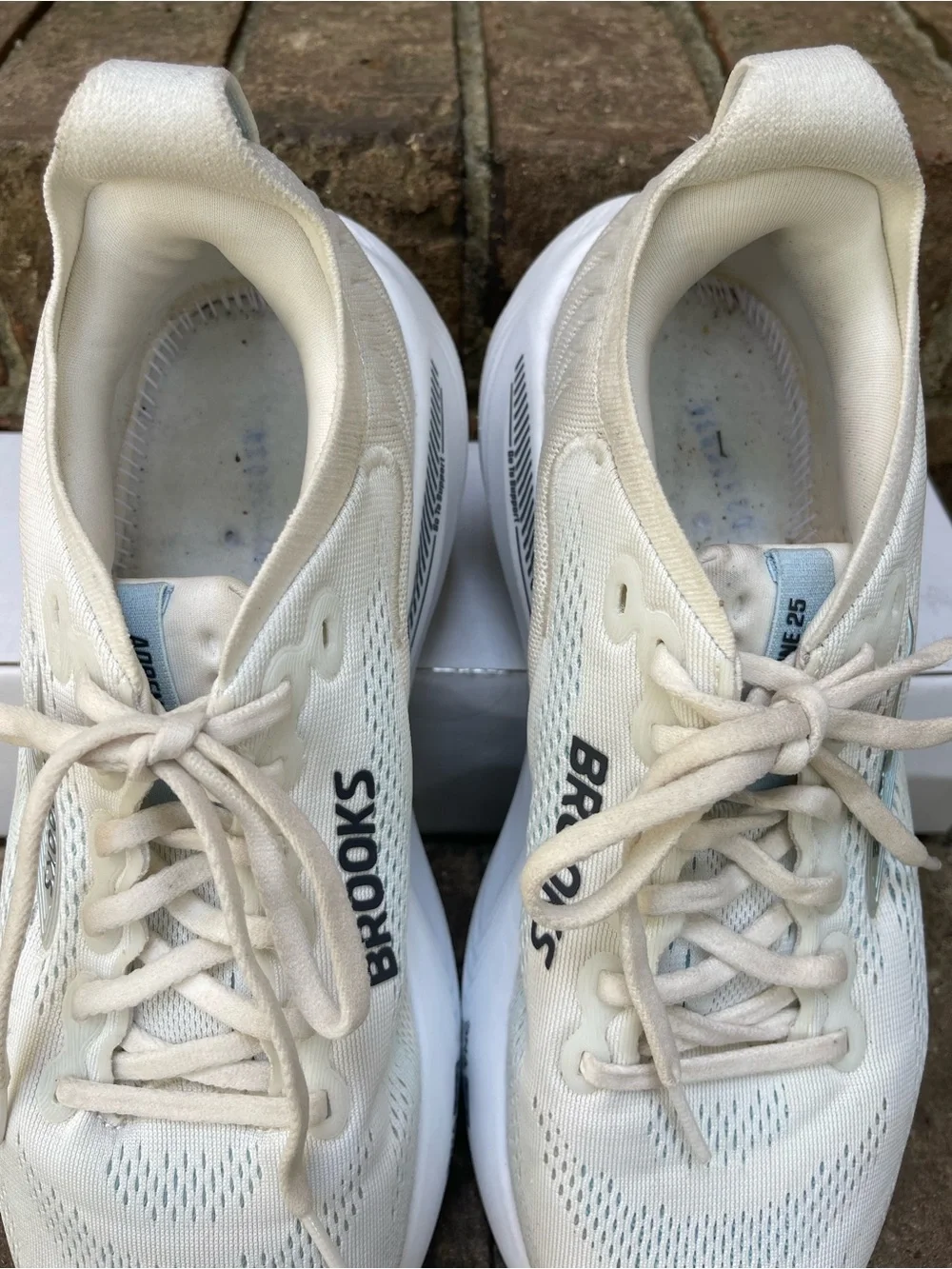 Brooks Adrenaline GTS 25 Women’s 10 White Silver Running Shoes No Insoles
